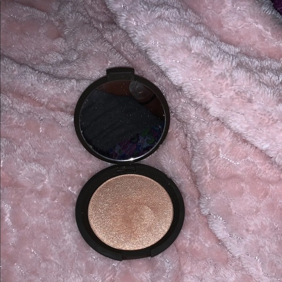 Becca cosmetics “Champagne POP” highlighter🦋 - Picture 1 of 3
